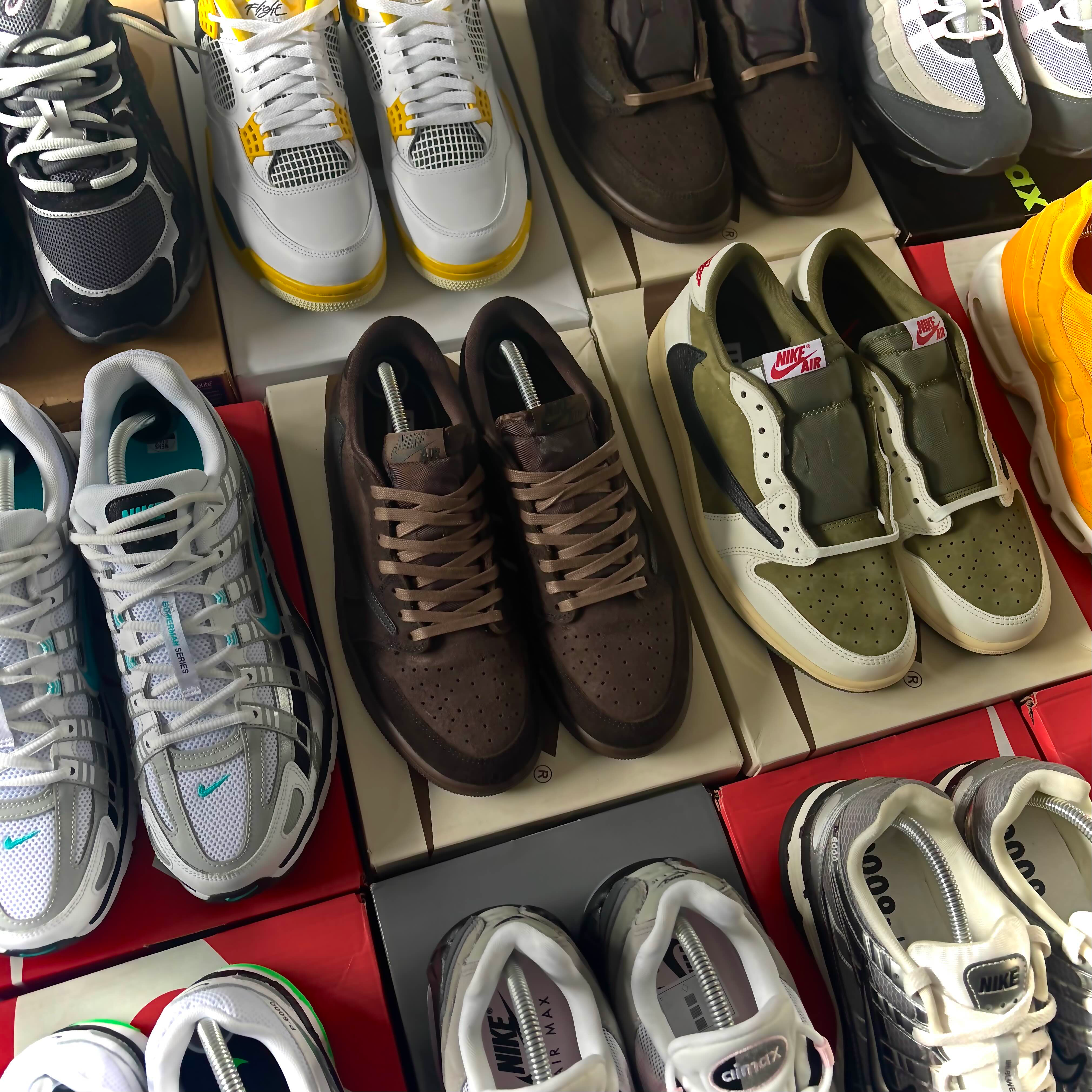 PRE-LOVED SNEAKERS